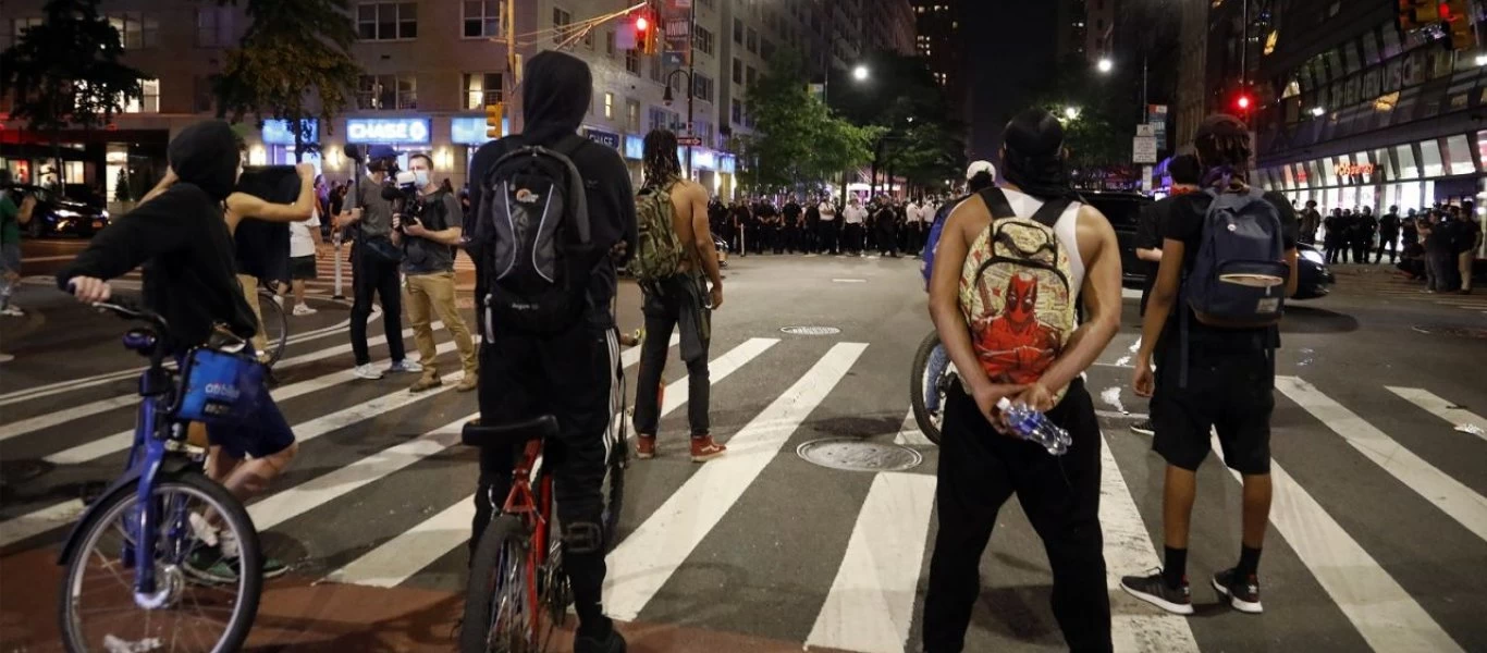 Χάος στις ΗΠΑ: Πλιάτσικο σε καταστήματα στο Μανχάταν - Σπάνε βιτρίνες και αδειάζουν τα ράφια (βίντεο)